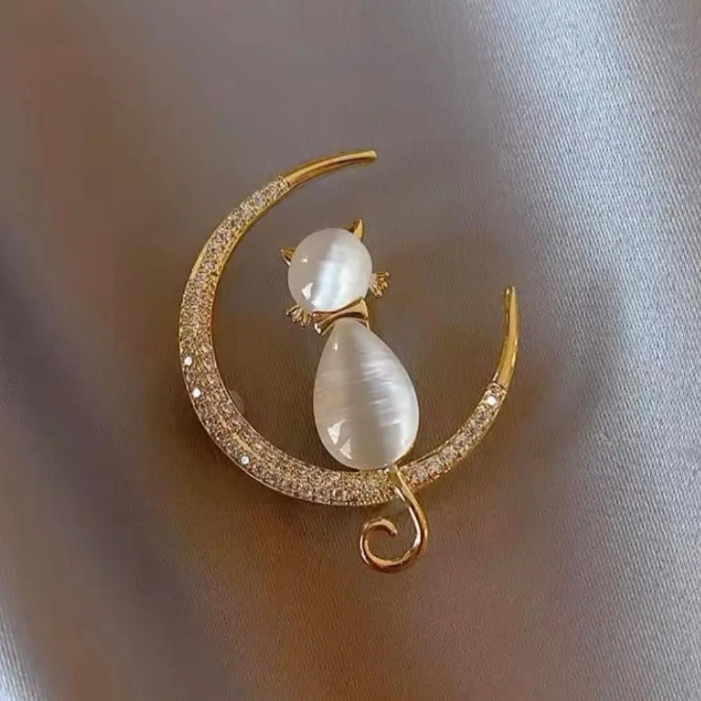 Cats Eye Rhinestone Crescent Moon Gold Brooch Womens Girls Casual Pin New